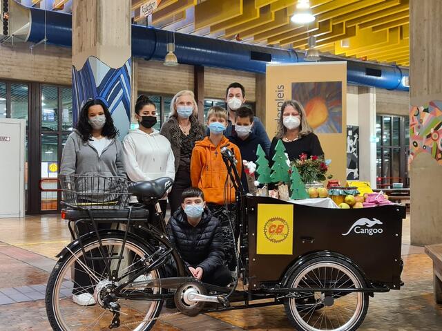 Birgitt Kreitz-Henn vom Lions Club (3.v.li.) übergab das Lastenfahrrad an Schüler der Schülerfirmen, Andreas Wilhelm (3.v.re., Leiter der Schülerfirma Campus Bikes und Schulleiterin Susanne Schleebaum (re.). | Foto: Hauptschule