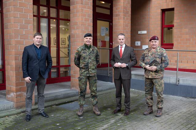 Gruppenbild vor dem Kreistagsgebäude (von links): Leiter des Krisenstabes Martin Gawrisch, Generalleutnant Jürgen Weigt, Kreisdirektor Michael Vogel, Oberstleutnant Hans-Peter Limburg vom Landeskommando NRW.
