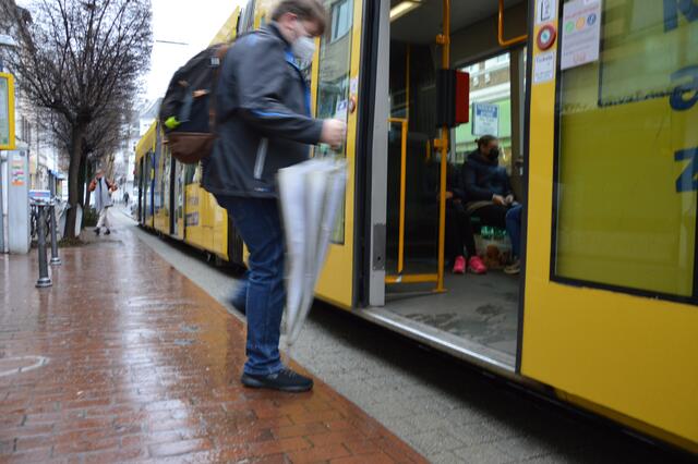 Das Klettern soll bald ein Ende haben und auch Rollstuhlfahrer, Menschen mit Gehbehinderungen und Familien mit Kinderwagen können dann leichter in die Bahnen ein- und aussteigen.  | Foto: jld