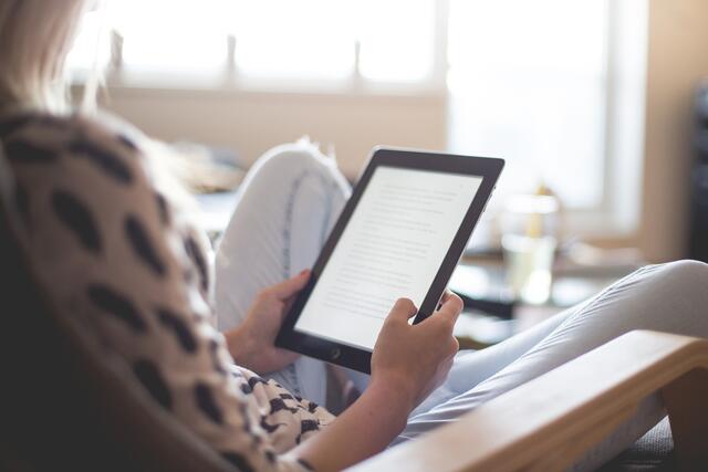 Viele Zeitschriften und Zeitungen sind heute auch digital sehr bequem lesbar. Damit stehen sie von Zuhause aus oder unterwegs jederzeit zur Verfügung.  | Foto: pixabay