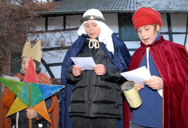 Die Sternsinger, hier ein altes Archivbild aus der Pfarrei St. Agnes, Bleibuir, ziehen dieses Jahr zum Teil von Haus zu Haus, zum Teil nehmen sie auch Spenden an festen Standorten entgegen und verteilen Aufkleber mit Segensspruch für die heimischen Haus- und Wohnungstüren. 			 | Foto: Archiv Manfred Lang/pp/Agentur ProfiPress