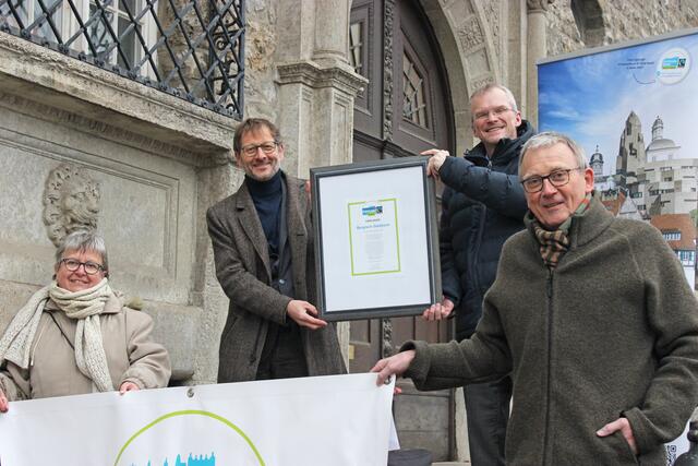 Nach Erfüllung aller Kriterien der Kampagne Fairtrade-Towns darf Bergisch Gladbach weiterhin den Titel Fairtrade-Stadt tragen: (v.l.) Gabriele Apicella, Robert Wagner, Bürgermeister Frank Stein und Achim Rieks.  | Foto: Stadt Bergisch Gladbach