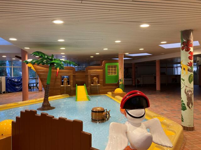 Ein liebevoll dekoriertes Piratenschiff im KarlsBad schmückt den komplett neu gestalteten Planschbereich für die Jüngsten.