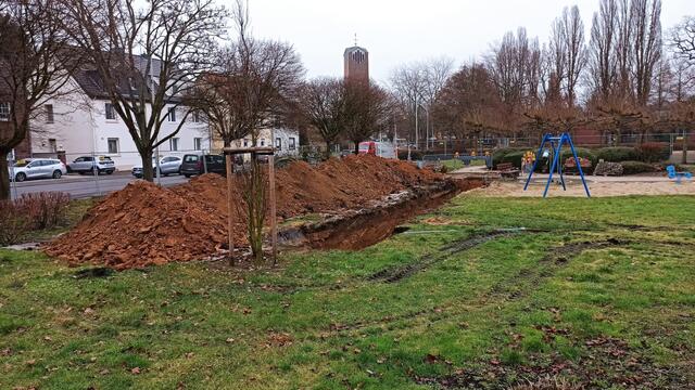 Die Arbeiten an der abgesackten Rasenfläche in Bachem gehen voran. Nach Abschluss können Rasen und Spielplatz wieder uneingeschränkt genutzt werden.  | Foto: Jan Dahmen