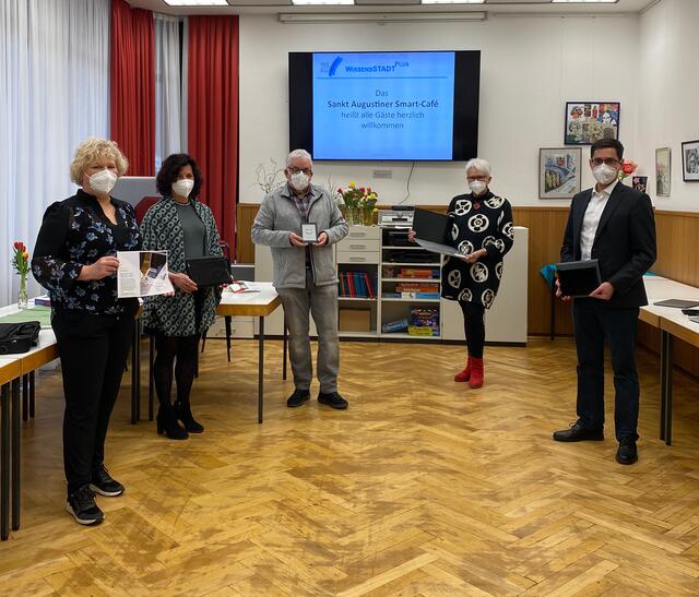 Sabina Epple, Marion Kusserow (Fachbereichsleiterin Soziales und Wohnen), die Handyhelfer Franz-Josef Müller und Christiane Rosenthal sowie Bürgermeister Dr. Max Leitterstorf bei der Eröffnung des Smart-Cafés. | Foto: Stadt Sankt Augustin