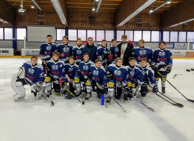 Die Wiehler U15-Eishockeycracks kämpften, verschliefen jedoch einige wichtige Spielphasen, so dass sowohl ein Sieg als auch eine Niederlage verbucht werden mussten.