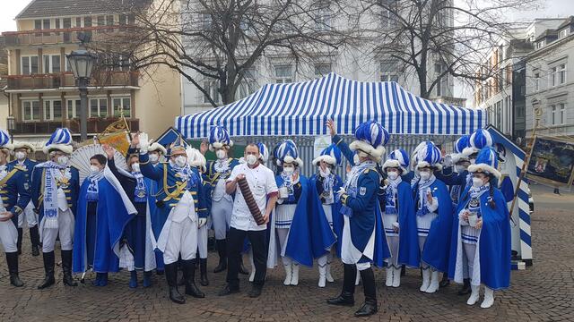 Dreimal „Sieburch Alaaf !“ und ein dreifach-kräftiges „Blau-Weiss !“ auf den guten Zweck: Auf die kurze Präsentation des vom Café Bonjour ihres Senatsvizepräsidenten Dirk Neuenhöfer (Mitte) gestifteten Baumkuchens folgte unmittelbar das Ausschwärmen mit den Sammelbüchsen für die Altenhilfe.  | Foto: Funken