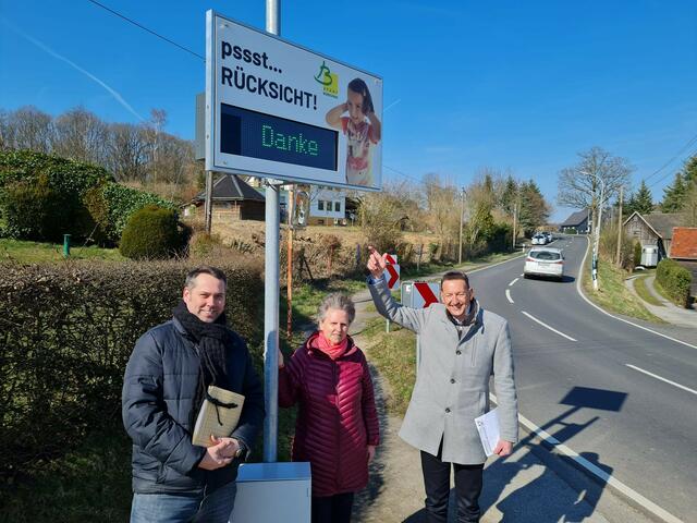 Verwaltungschef Dirk Runge (von rechts), Irmhild Schürhoff (Rheinisch-Bergischer Kreis) und Marco Fuss (Stadt Burscheid) stellten das neue Motorradlärm-Display vor.