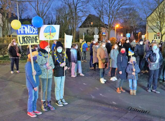 Die Ukrainischen Farben gelb und blau dmoninierten am Dienstagabend bei der Demo in Rheinbach.