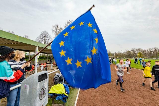 Flagge zeigen für Europa und gegen den Ukrainekrieg: Im Franz-Farnschläder-Stadion nahmen fast alle Gesamtschüler an einem Friedenslauf teil.  | Foto: Frank Engel-Strebel