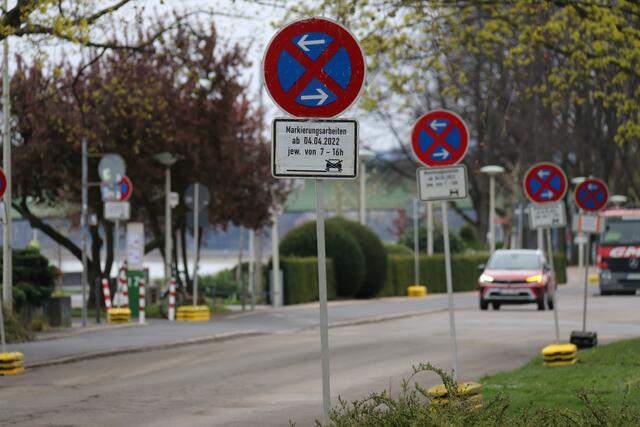 Die beliebten Parkplätze am Rheinufer nördlich der Kennedybrücke fallen ab sofort weg.  | Foto: mt