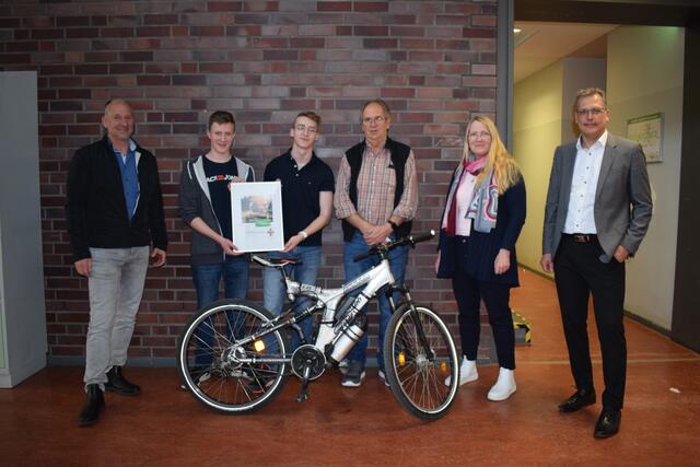 Die Karl-von-Lutzenberger-Realschule belegte mit dem Projekt „Mobilität ohne Benzin und Öl - Ist ein Pedelec eine echte Alternative zum Mofa“ der Technikgruppe unter Leitung von Peter Schick den 1. Platz beim Klimaschutzpreis 2021.  | Foto: Stadt Zülpich / Torsten Beulen