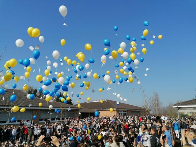 Blaue, gelbe und weiße Ballons ließen die Schüler als Zeichen des Friedens für die Ukraine steigen. | Foto: Tjark Wegner/Gesamtschule