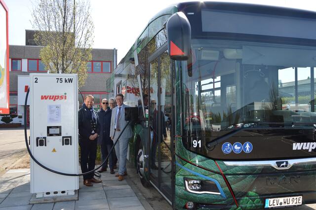 Oberbürgermeister Uwe Richrath (von links), Mark Kretkowski, Geschäftsführer Wupsi, Michael Vogel , Geschäftsführer VRS und NVR sowie Stephan Santelmann, Landrat Rheinisch Bergischer Kreis an der Ladestation der E-Busse.