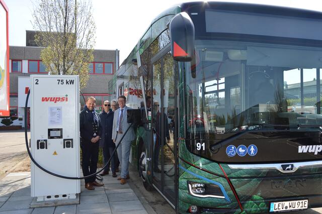 Oberbürgermeister Uwe Richrath (von links), Mark Kretkowski, Geschäftsführer Wupsi, Michael Vogel , Geschäftsführer VRS und NVR sowie Stephan Santelmann, Landrat Rheinisch Bergischer Kreis an der  Ladestation der E-Busse.  | Foto: Ursula Willumat