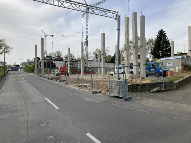 Gefährliche Ecke in Vogelsang: Kaum 50 Zentimeter Gehwegbreite bleiben zu Fußgängern entlang der Vogelsanger Straße und der neuen Eventhalle. | Foto: Brühl