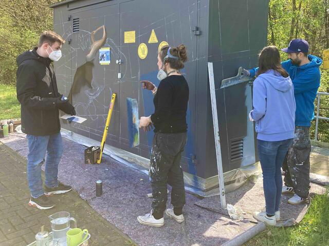 Gemeinsam mit Jugendlichen haben die Künstler die Verteilerkästen künstlerisch neu gestaltet. | Foto: Stadt Lohmar