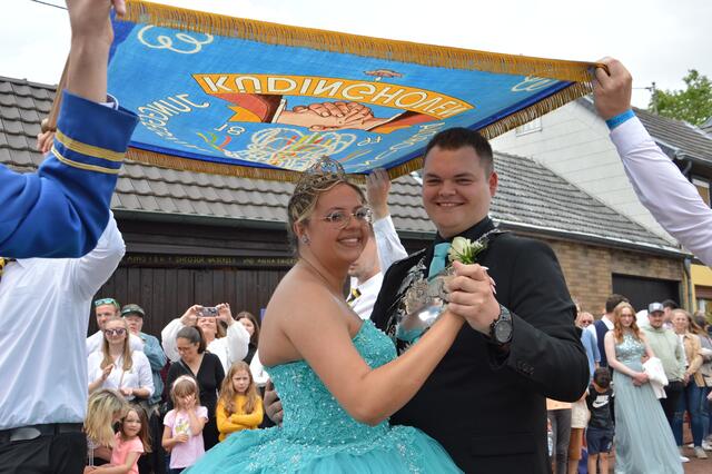 Nach der Krönung „wagte“ das Maipaar Felix Schön und Nicole Müller den Tanz unter der Fahne.