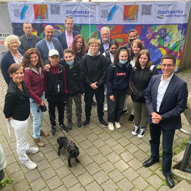 Bei der Vorstellung der neuen Banner auf dem Karl-Gatzweiler-Platz.