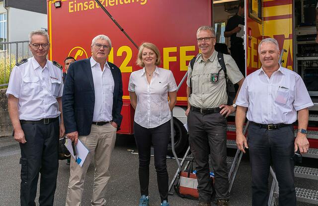 Landrat Sebastian schuster (2.v.l) und Bürgermeisterin Alexandra Gauß machten sich mit den Brandexperten vor Ort ein Bild. 
                                                                                        | Foto: Rhein-Sieg-Kreis