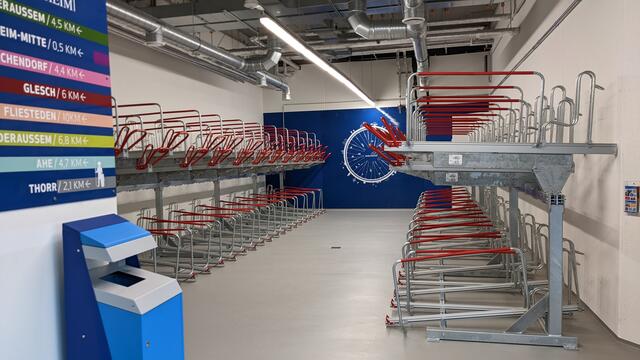 Ab sofort können alle Fahrradbegeisterten, Pendler und Freizeitradler  eine von insgesamt 90 sicheren und wetterfesten Fahrradabstellmöglichkeiten im Radhaus Bergheim buchen.  | Foto: Stadt Bergheim