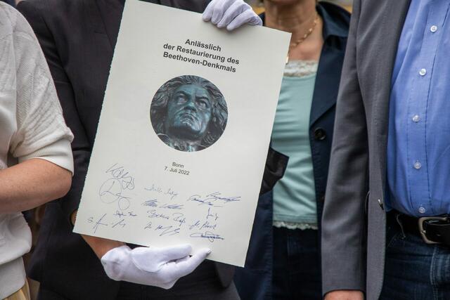 Die neue Restaurierungsurkunde mit den Unterschriften der OB, Vertretern der „Beethoven-Familie“ sowie SGB-Projektleitung und Restaurierungsunternehmen Recovis. | Foto: Stadt Bonn