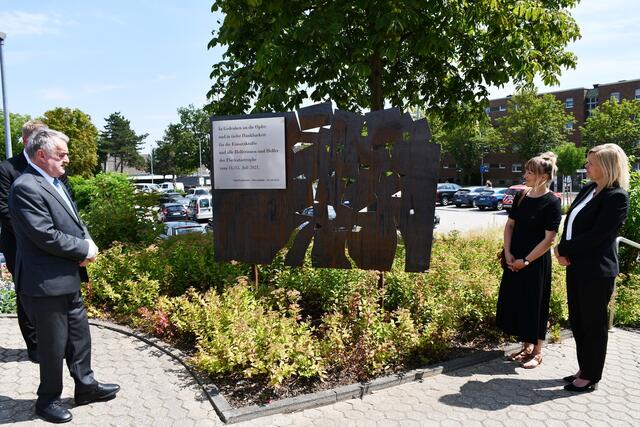 Bundesinnenministerin Nancy Faeser (v.r.), die Entwerferin Anna von Laufenberg, NRW-Innenminister Herbert Reul und der hier fast verdeckte Landrat Markus Ramers enthüllten vor dem Kreishaus eine Gedenkstele an die Flut vor einem Jahr, die im Kreisgebiet 26 Menschenleben forderte, die durch ebenso viele Lücken symbolisiert werden. | Foto: Manfred Lang/pp/Agentur ProfiPress