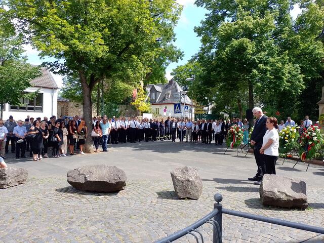 Stilles Gedenken am Hochkreuz bvor dem Hof Raaf.  | Foto: Saxler-Schmidt