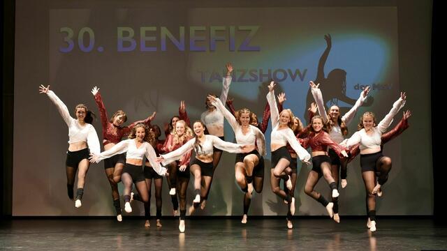 Endlich war es wieder so weit: Die Tänzerinnen des MSV präsentierten ihre neuesten Choreographien auf der Bühne der Jungholzhalle und begeisterten ihre Publikum.   | Foto: Ilja Sablin