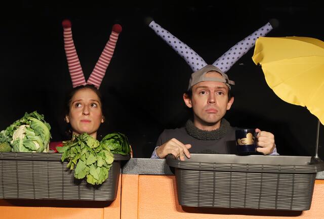 Die Burghofbühne Dinslaken präsentiert Antonia Dreeßen und Tom Gerngroß in „Von der Schnecke, die wissen wollte, wer ihr Haus geklaut hat“ für Kinder ab 4 Jahre.  | Foto: Martin Büttner