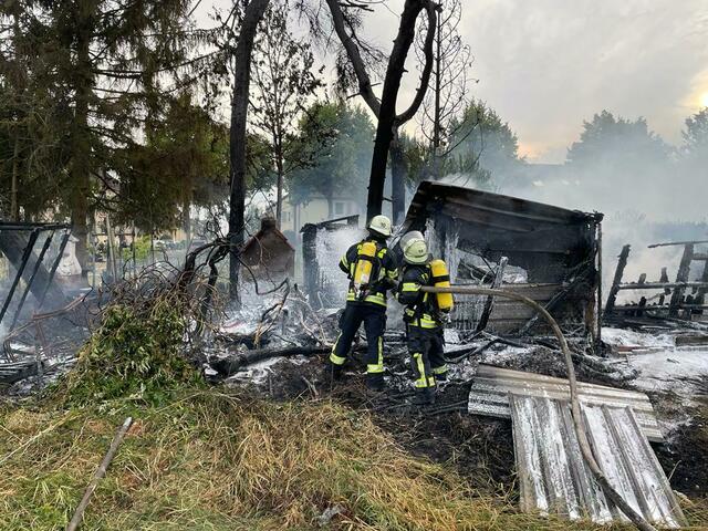 In Bergheim haben am Sonntagabend mehrere Gartenlauben und Vegetation gebrannt.  | Foto: Feuerwehr Bergheim