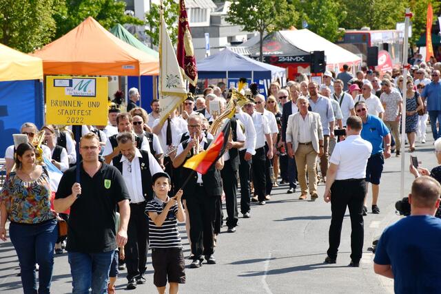In einem Aufzug wie beim ersten Mechernicher Stadtfest 2015 näherten sich die Offiziellen und Fahnenabordnungen der Vereine dem offiziellen Auftakt der Feierlichkeiten um 11 Uhr vor dem Rathaus.  | Foto: Manfred Lang/pp/Agentur ProfiPress
