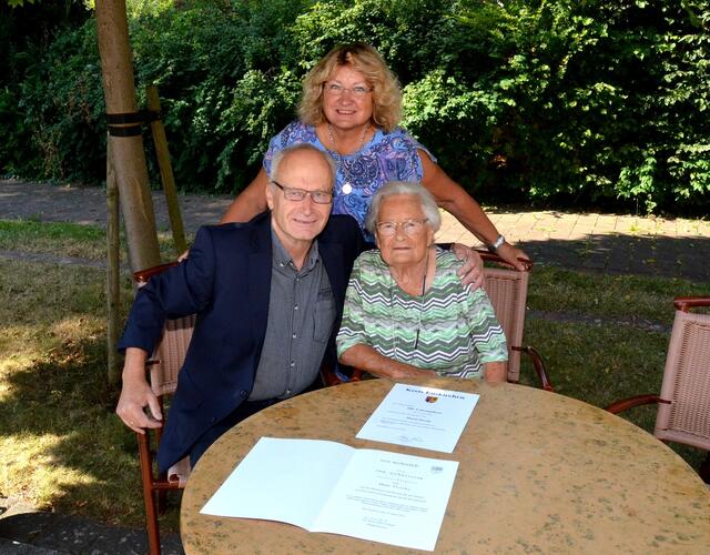 Bürgermeister Dr. Hans-Peter Schick (l.) besuchte Maria Strohe (100) und ihre Tochter Magarete Fölling (hinten) im Mechernicher „Kreuserstift“, um ihr zum Jahrhundertleben zu gratulieren.  | Foto: Henri Grüger/pp/Agentur ProfiPress