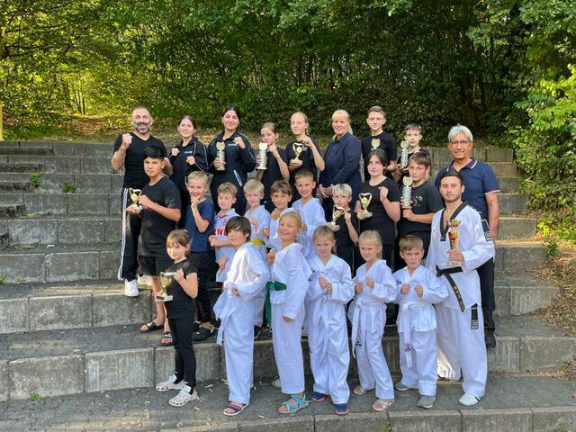Gruppenbild mit Pokalen: Bajrush Saliu, Taekwondo-Trainer des TV Becketal, ist stolz auf sein gesamtes Team, nicht nur auf die Pokalgewinner*innen. | Foto: Muhamet Kameraj