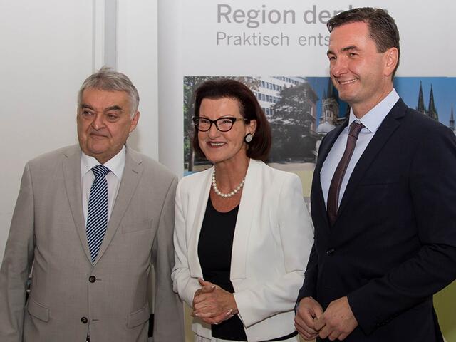 Innenminister Herbert Reul mit Gisela Walsken und dem neuen Regierungspräsident Dr. Thomas Wilk.  | Foto: Bezirksregierung Köln