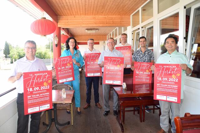 Gemeinsam mit Bürgermeister Christoph Becker (Mitte) präsentierten die Initiatoren im „Kaiser Garden“ das diesjährige Herseler-Herbst-Programm.  | Foto: Frank Engel-Strebel