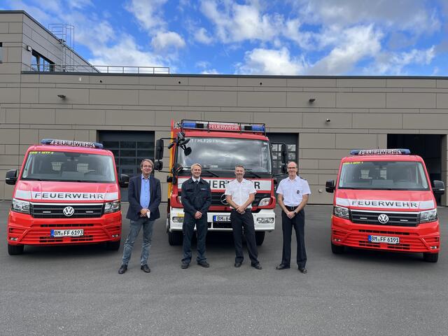 Fahrzeugvorstellung vor der Feuerwache Frechen: (v.l.n.r.) Dr. Patrick Lehmann als Vertreter der Bürgermeisterin sowie Torsten Kremer, Dirk Jansen und Frank Wershoven von der Feuerwehr Frechen vor den neuen Mannschaftswagen und dem überarbeiteten Hilfeleistungslöschfahrzeug.  | Foto: Stadt Frechen