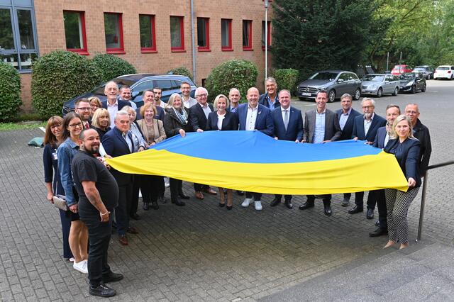 Stellvertretend für die vielen Helferinnen und Helfer im Kreisgebiet wurde je eine Initiative für die Ukraine durch die Kommunen ausgewählt.  | Foto: Rhein-Erft-Kreis