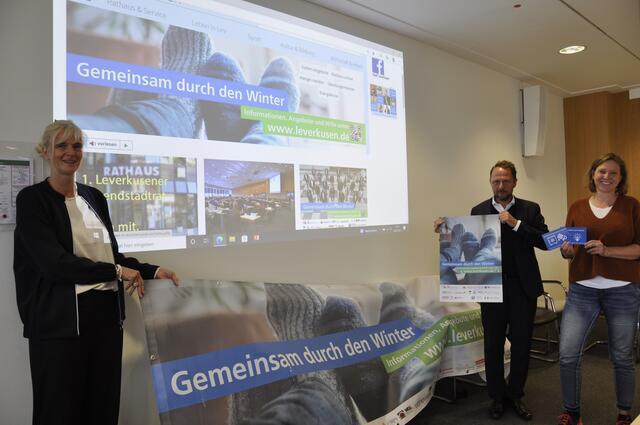Website, Banner, Plakate und Postkarten sind nur einige der Bausteine der Kampagne, die von Baudezernentin Andrea Deppe, Oberbürgermeister Uwe Richrath und Pressestellenleiterin Britta Meyer vorgestellt wurde.  | Foto: Stadt Leverkusen