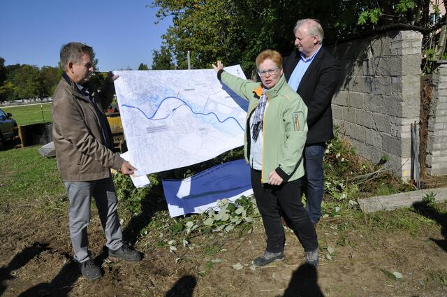 Klaus Timpert und Simone Möller von den TBL zeigten vor Ort mit Bezirksbürgermeister Frank Schönberger die Planung für den neuen Deich in Schlebusch. | Foto: Stadt Leverkusen