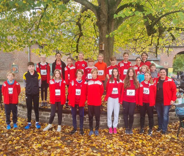 24 junge Leichtathlet*innen der LüRa nahmen am Herbstlauf des LSV Porz teil.  | Foto: LüRa