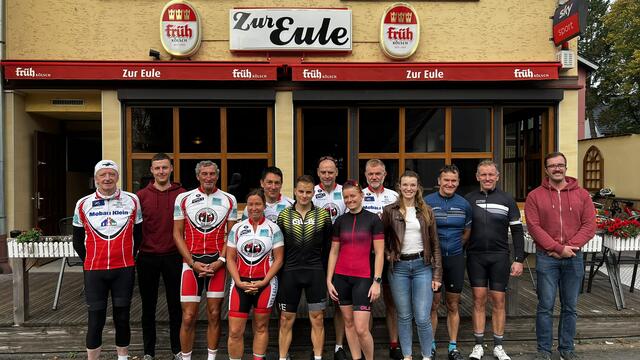 Mit zwei Pannen kam die Gruppe bei ihrer Abschlusstour im Gasthaus “Zur Eule” in Langel an, wo die Stärkung nicht lange auf sich warten musste.  | Foto: LüRa