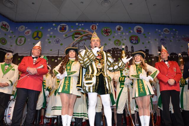 Prinzenführer Dieter Thomas (von links) Adjutant Hans-Jürgen Bergmann, Page Lena Klasic, Prinz Marijo I., Page Lena Brummert und Adjutant Michael Sternitzke nach ihrem triumphalen Einzug auf der Bühne.  | Foto: Ursula Willumat