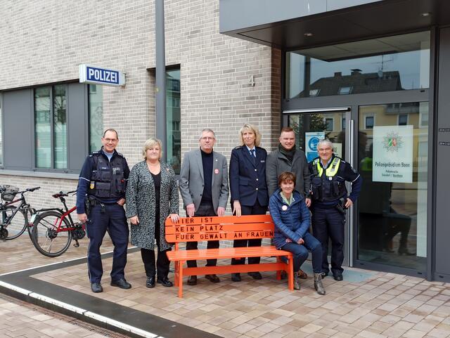 Nein gegen Gewalt an Frauen: Die orangefarbene Wanderbank bei der Bornheimer Polizeiwache präsentierten (von links): Thorsten Säger (Polizeiwache Bornheim), Irmgard Küsters (Polizei Bonn, Opferschutzbeauftrage), Bürgermeister Christoph Becker, Petra Kaufmann, Leiterin Polizeiinspektion 2 Bonn, Ortsvorsteher Dominik Pinsdorf, Ortsvorsteher, Wachdienstführer Bernd Kirfel und sitzend die Gleichstellungsbeauftragte Heike Blank. | Foto: Frank Engel-Strebel