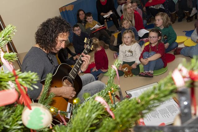 Die Kinder lauschten gebannt als Stephan Brings die Weihnachtslieder anstimmte. Bei Plastikstään und Rolf Zuckowski-Klassiker sangen sie natürlich auch kräftig mit. | Foto: Ronald Larmann/pp/Agentur ProfiPress