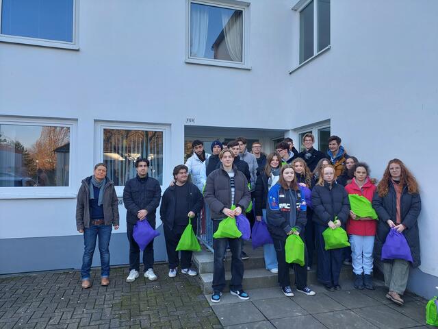 Die Schüler*innen der Gesamtschule mit den gefüllten Tüten.  | Foto: Schule