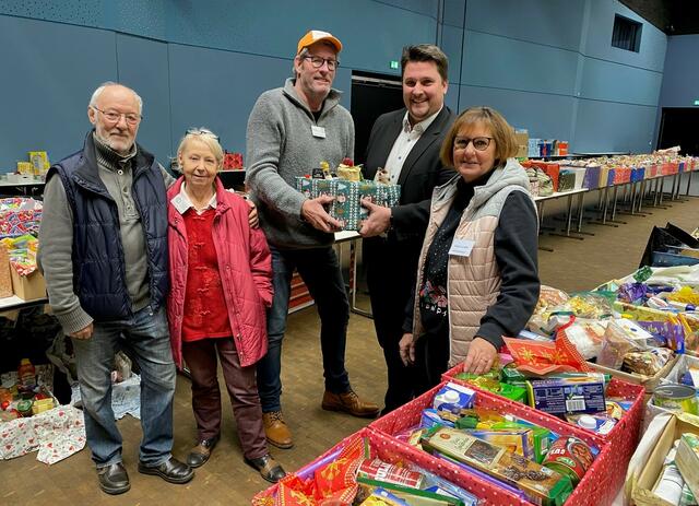 Gerd Kamp, Kuni Andrée und Achim Riego vom Tafelteam nahmen die Weihnachtspakete in Empfang, die Bürgermeister Alexander Biber (2.v.r.) für die Tafel gepackt hatte. Tafelkoordinatorin Regina Lunetta (l.) freute sich, dass sich auch in diesem Jahr viele an der Aktion beteiligten.  | Foto: Stadt