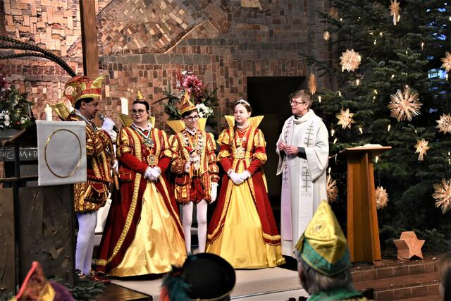 Pfarrer Oliver Ploch stellte im Altarraum der Christuskirche beim Mundartgottesdienst der KG Fidele Burggrafen die proklamierten Bad Godesberger Karnevalsprinzenpaare, Pete und Alexandra, sowie Max und Summer vor.  | Foto: AS
