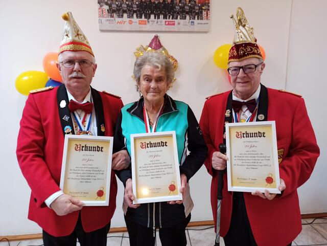 Zwei Jahrzehnte mit Herzblut bei der KG Bornheimer Stadtsoldaten Corps dabei sind (von links): Peter Mönch, Annemarie Ingenfeld und Wolfgang Hages. | Foto: Frank Engel-Strebel