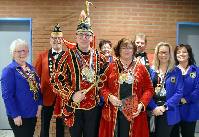 Mit dem Einmarsch des amtierenden Prinzenpaares Conny I. und Dieter I. (Schürheck) eröffnete die Karnevalsgemeinschaft Oberdrees – bestehend aus dem Damenkomitee „Goldene Herzen“ und der Karnevalsgesellschaft – die diesjährige Sitzung – von links Astrid Schneider, Sitzungspräsident Norbert Höckendorf, Prinz Dieter I., Gabi Hidien, Prinzessin Conny I., Peter Mahlberg, Birgit Höckendorf und Andrea Craezer. | Foto: Peter Adolf
